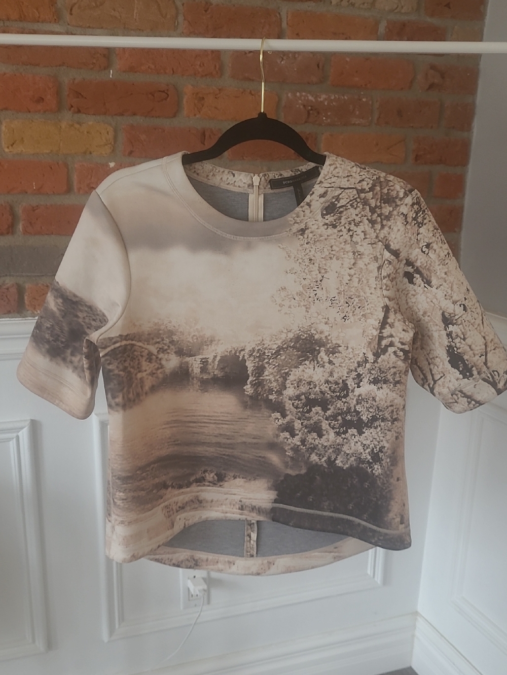 BCBGMaxAzria Beige and Taupe Photo-Print Short Sleeve Top